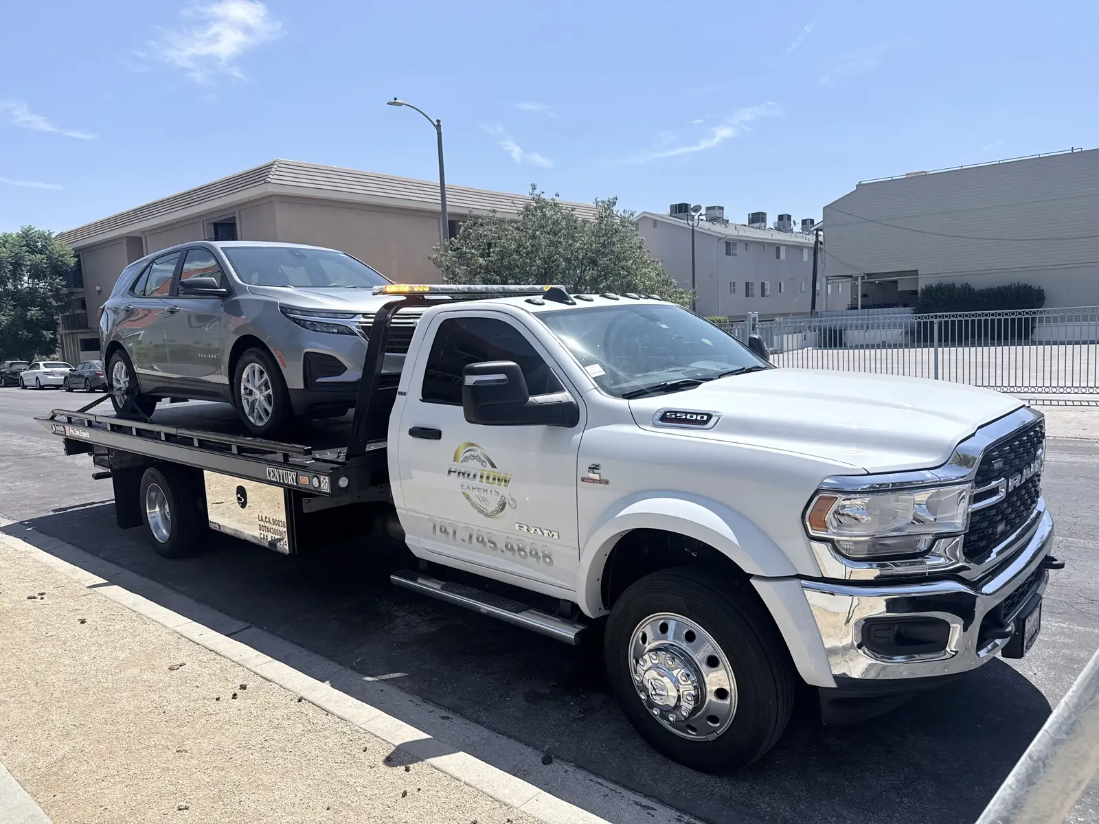Plataforma de ProTow Experts cargando un vehiculo en Northridge