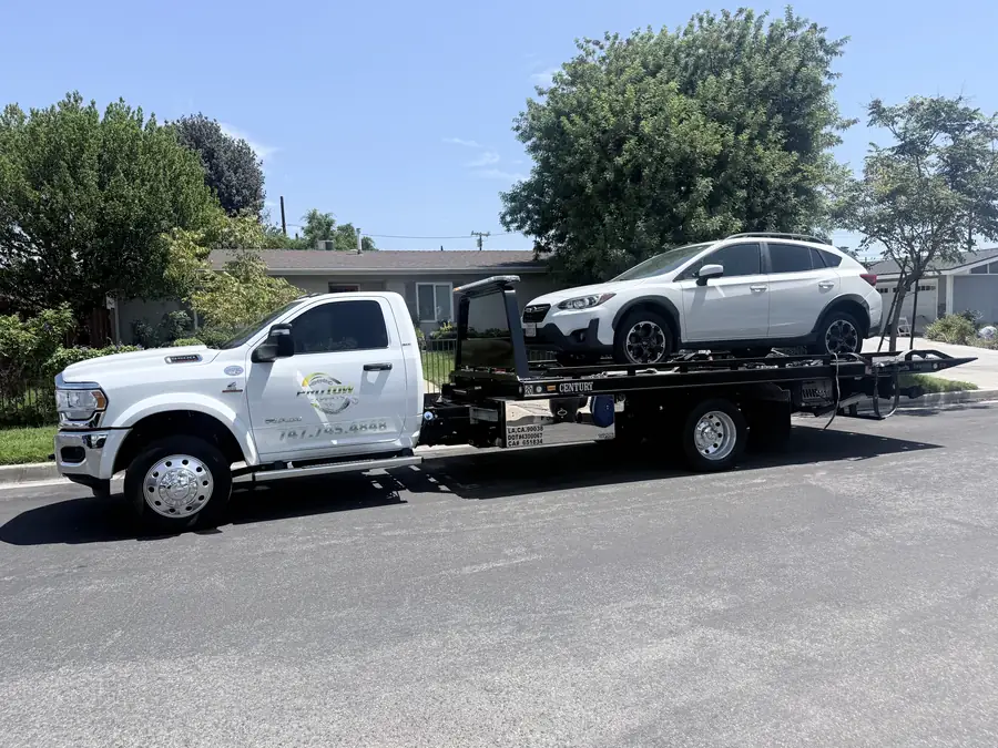 Plataforma de ProTow Experts con un auto cargado en Northridge